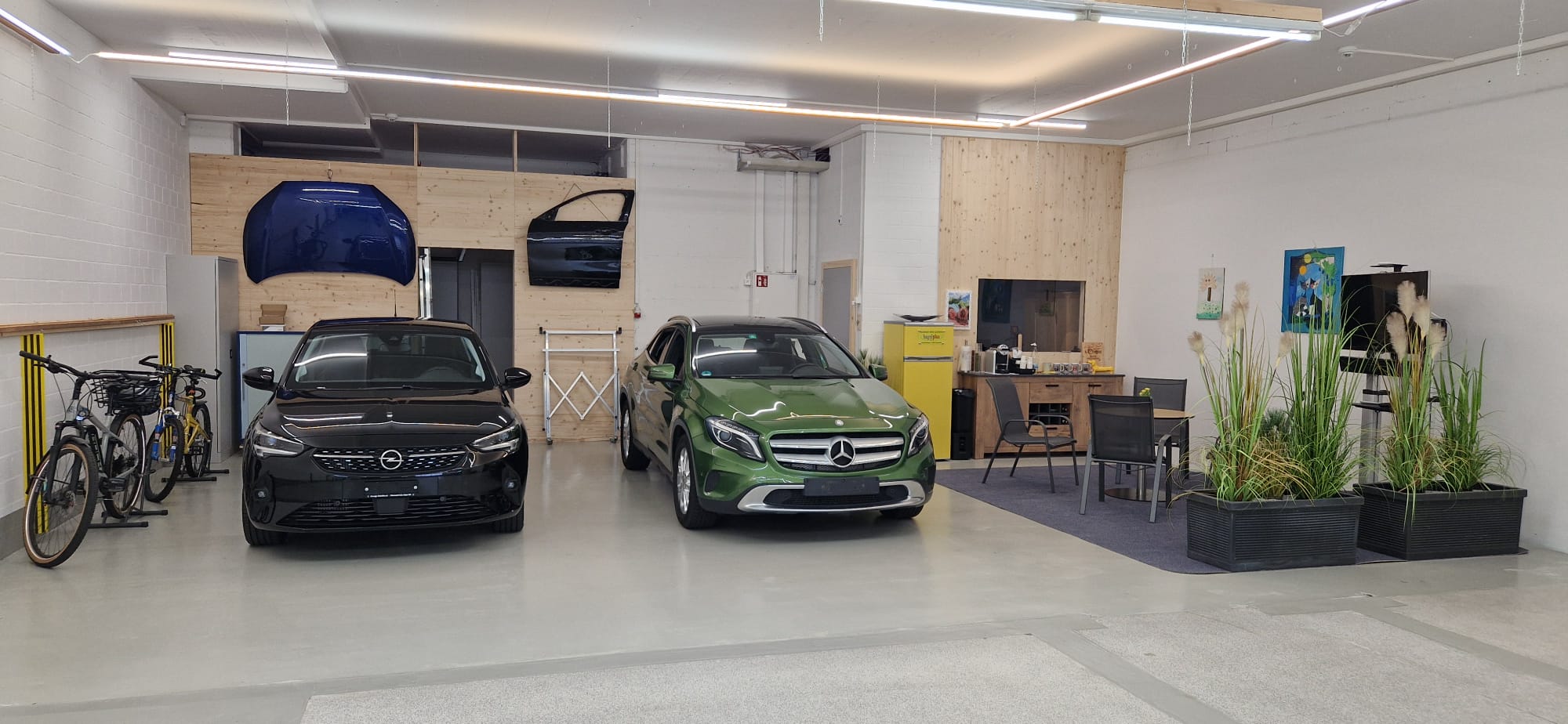 Dellentechniker bei der Arbeit — Drücktechnik am Fahrzeug