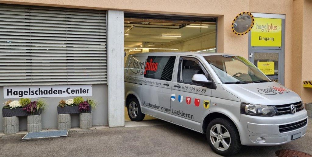 Hagelplus Firmenfahrzeug — Drücktechniker und Dellentechniker im Einsatz