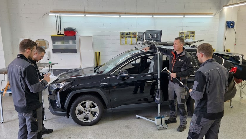 Drücktechnik Schulung — Dellentechniker bei der Arbeit am Fahrzeug